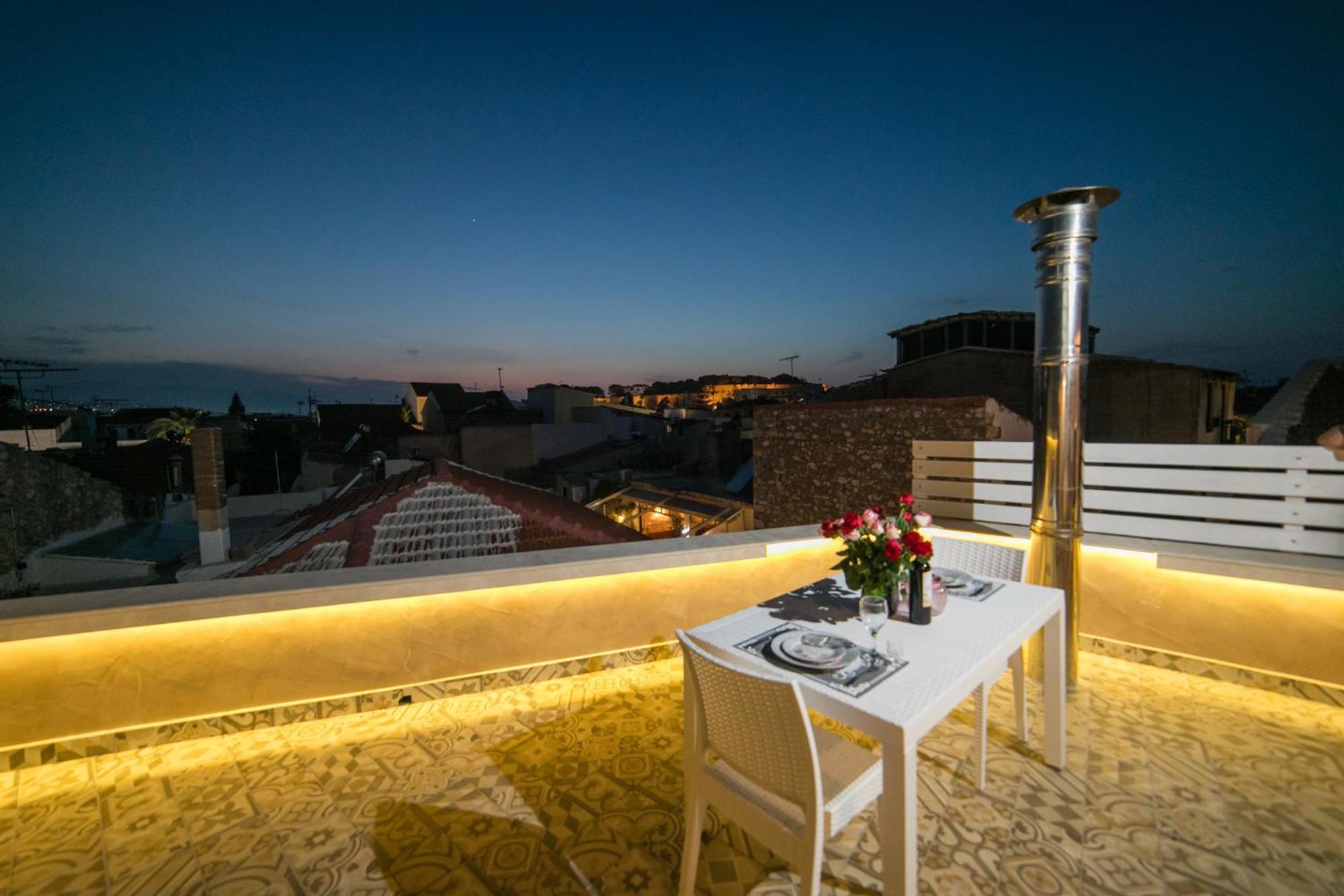 Jacuzzi Suite In The Heart Of Oldtown 레팀노 외부 사진