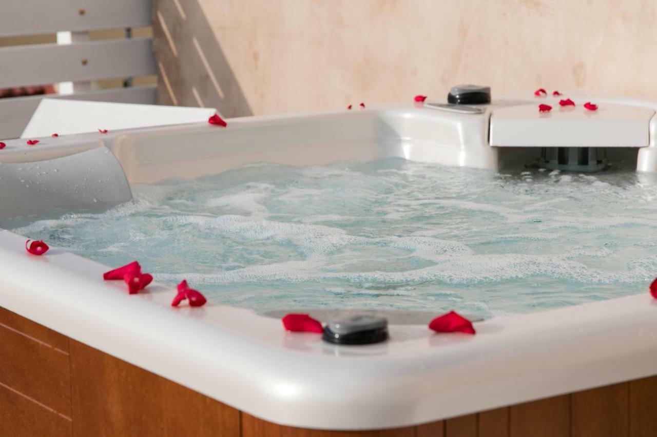 Jacuzzi Suite In The Heart Of Oldtown 레팀노 외부 사진