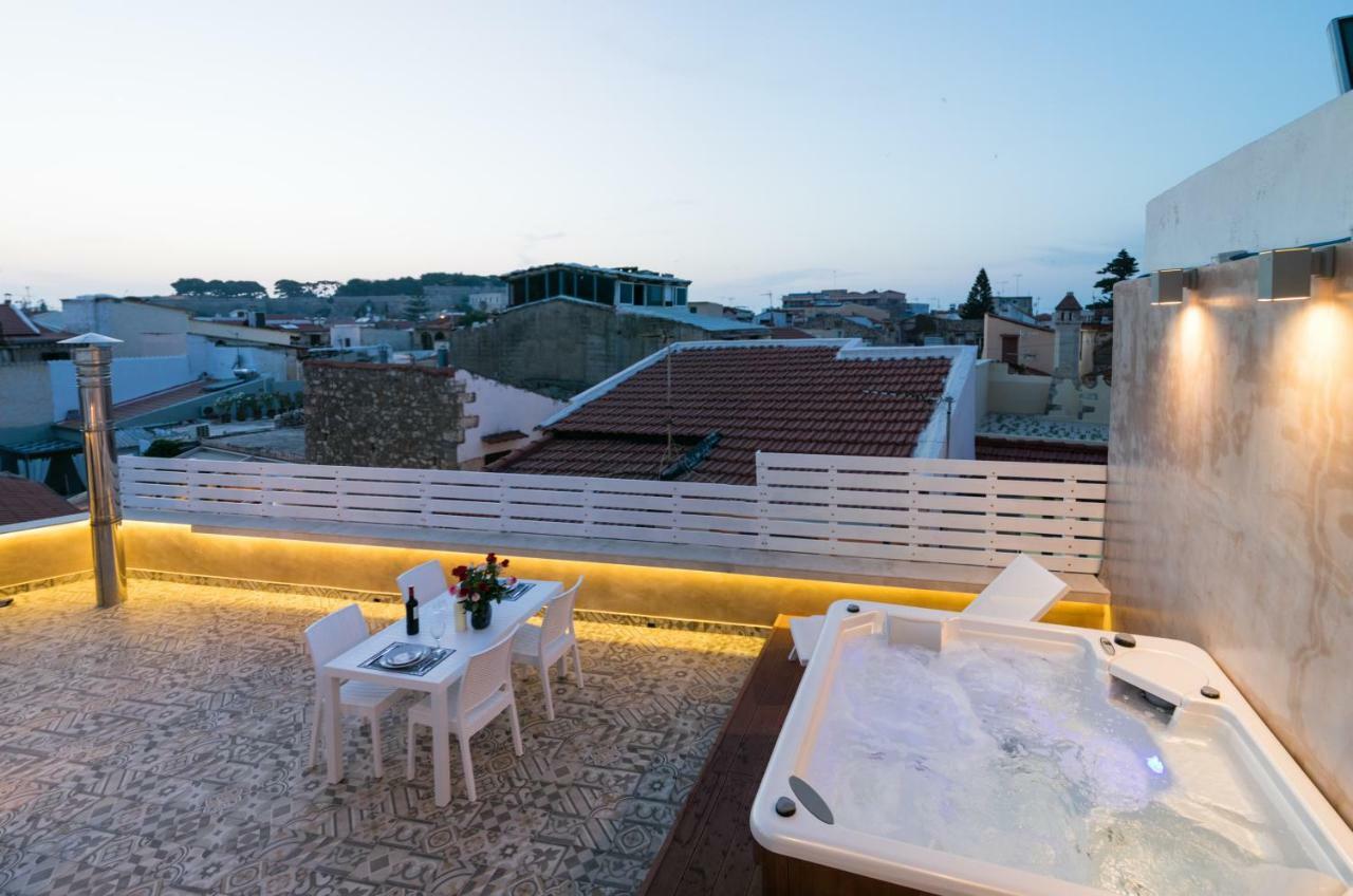 Jacuzzi Suite In The Heart Of Oldtown 레팀노 외부 사진