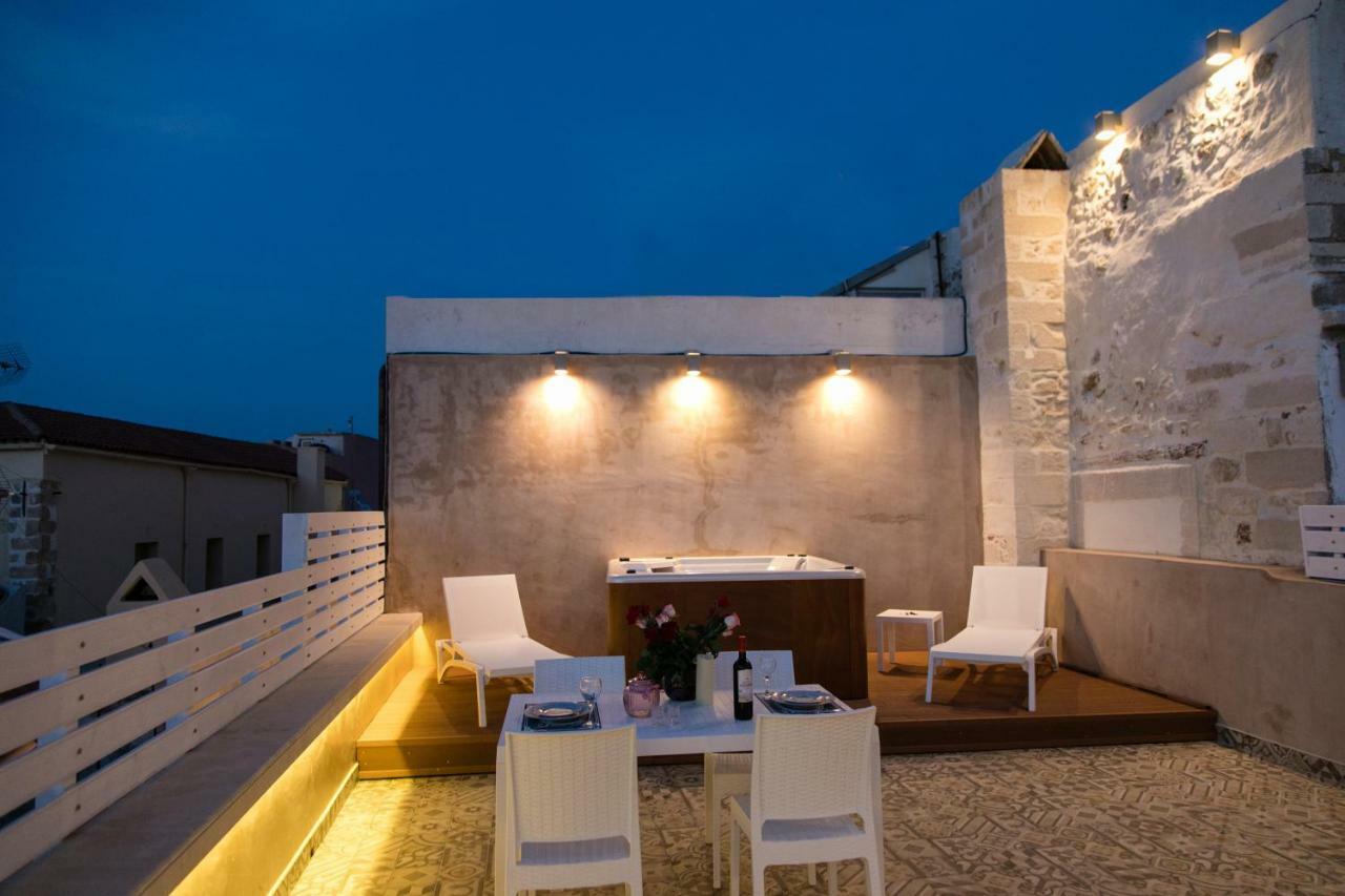 Jacuzzi Suite In The Heart Of Oldtown 레팀노 외부 사진